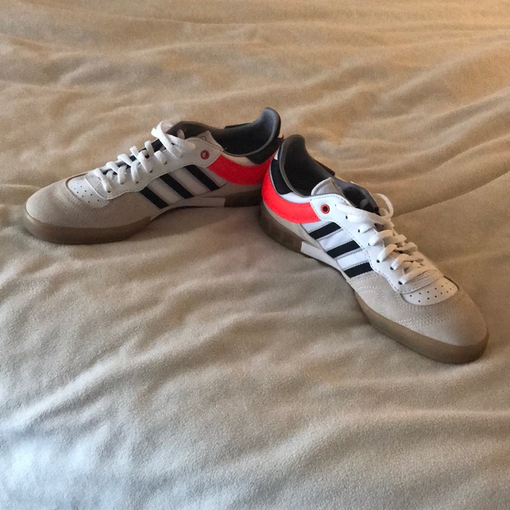 NWOT Men’s size 8.5 Adidas
